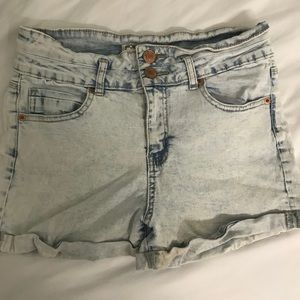 Light wash denim high waisted shorts 💜
